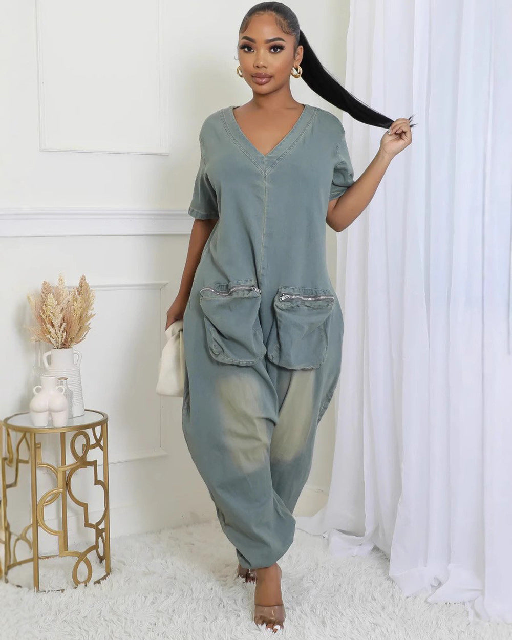 Fashionable and personalized with large pockets, washed denim overall pants