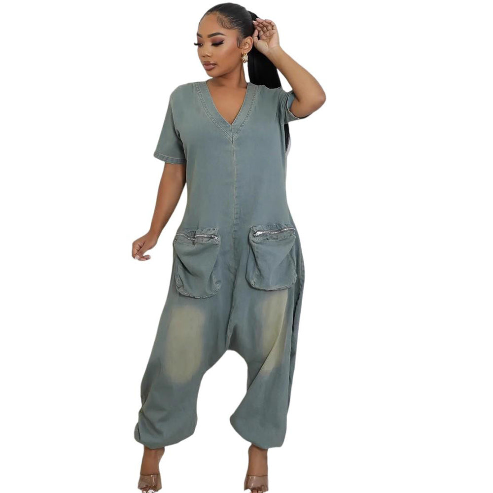 Fashionable and personalized with large pockets, washed denim overall pants